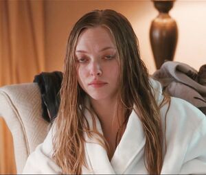 Naked Amanda Seyfried & Julianne Moore - Chloe (2009)