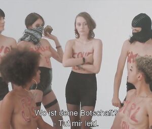 Nackte Mercedes Muller, Hanna Hilsdorf, Julia Dietze - Smile (2018)
