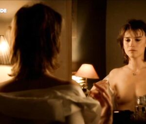 Agathe de La Boulaye nude - Petits arrangements avec ma mere (2011)