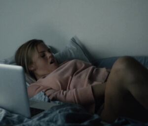 Amalie Lindegaard Nude - Nyforelsket (2017)