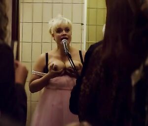 Henriette Steenstrup Nude - Kvinner I For Store Herreskjorter (NO 2015)