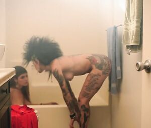 Malice McMunn, Robin Sydney nude – American Muscle (2014)